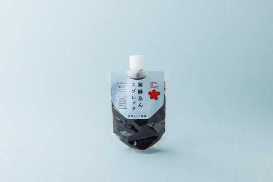 红豆沙,撒上2粒黑芝麻